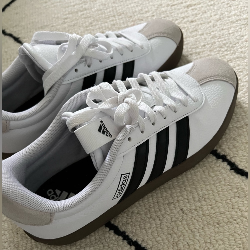 Adidas court samba look sneaker